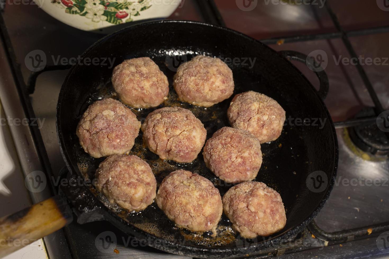 Cocinando carne chuletas albóndigas son frito en un cacerola. foto