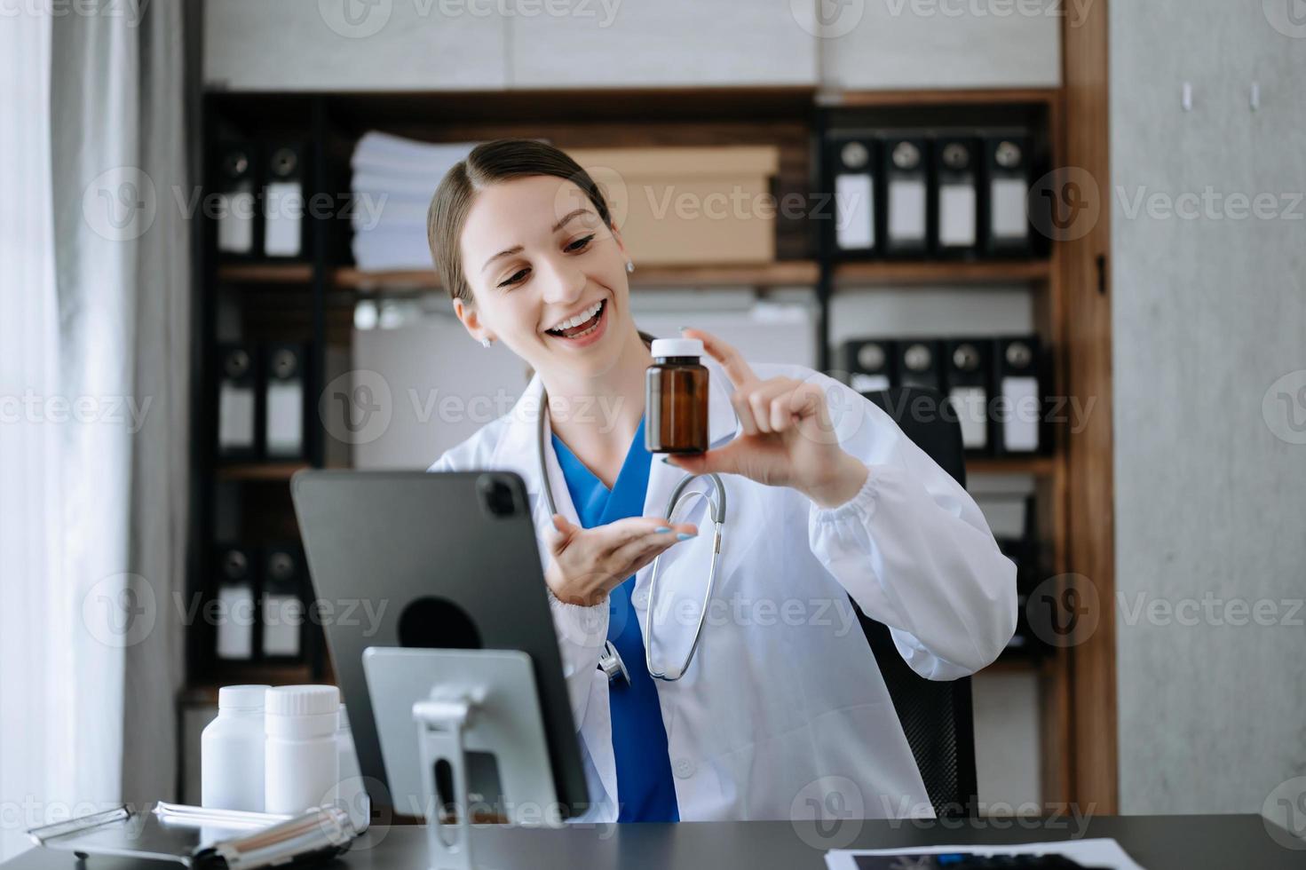 atractivo hembra médico hablando mientras explicando médico tratamiento a paciente mediante un vídeo llamada con ordenador portátil en oficina foto