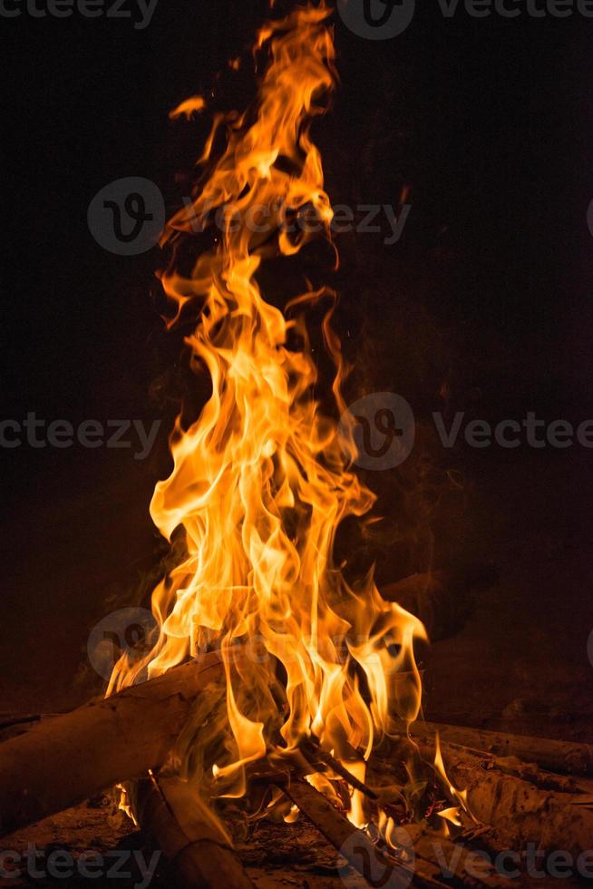 campamento de bomberos en noche hora 2 foto