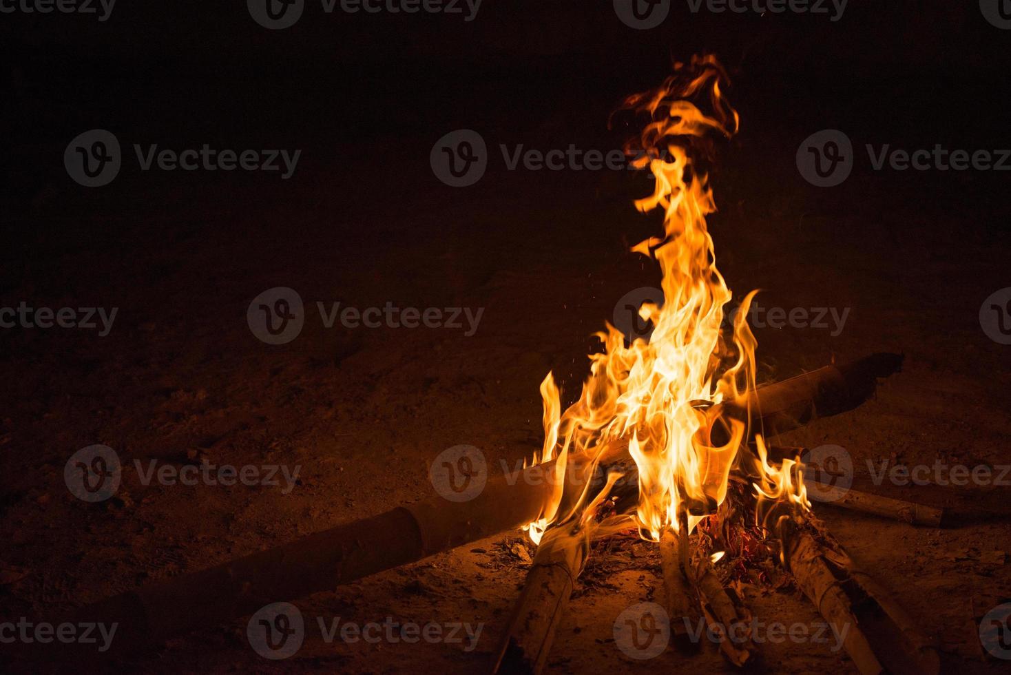 campamento de bomberos en noche hora 8 foto