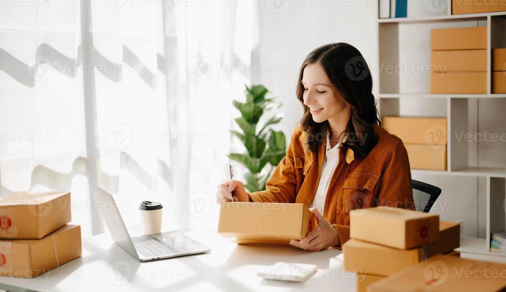 pequeño negocio empresario SME Lanza libre mujer trabajando a oficina, caja, tableta y ordenador portátil en línea, marketing, embalaje, entrega, comercio electrónico concepto foto