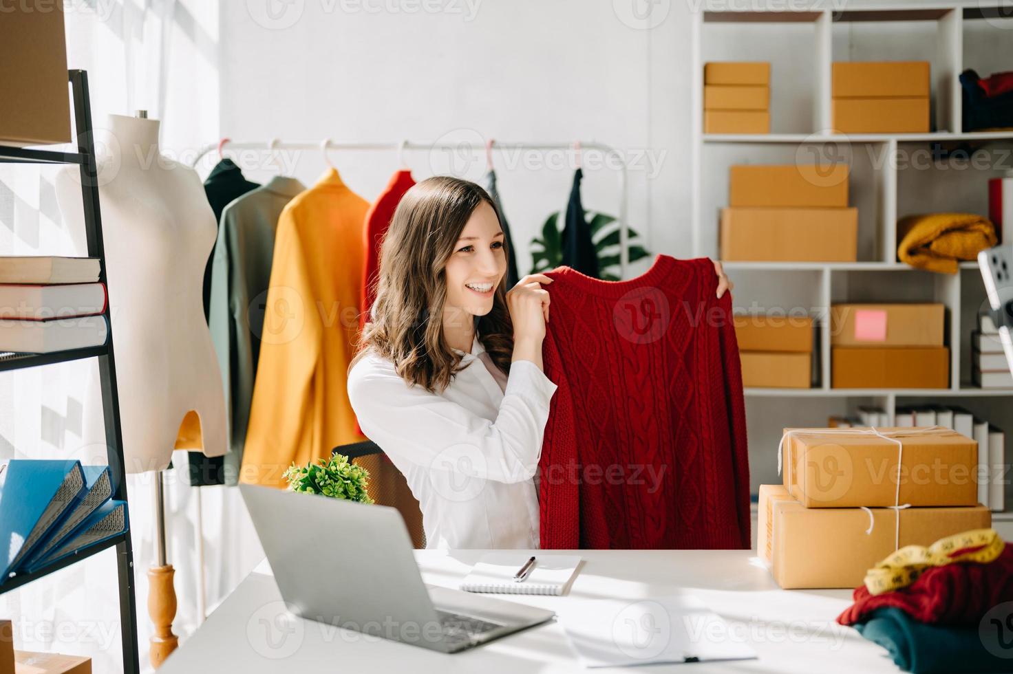 pequeño negocio empresario SME Lanza libre mujer trabajando a oficina, caja, tableta y ordenador portátil en línea, marketing, embalaje, entrega, comercio electrónico concepto foto