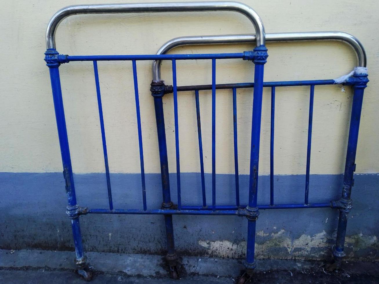 barandilla de un antiguo Soviético cama en el antecedentes de el pared foto