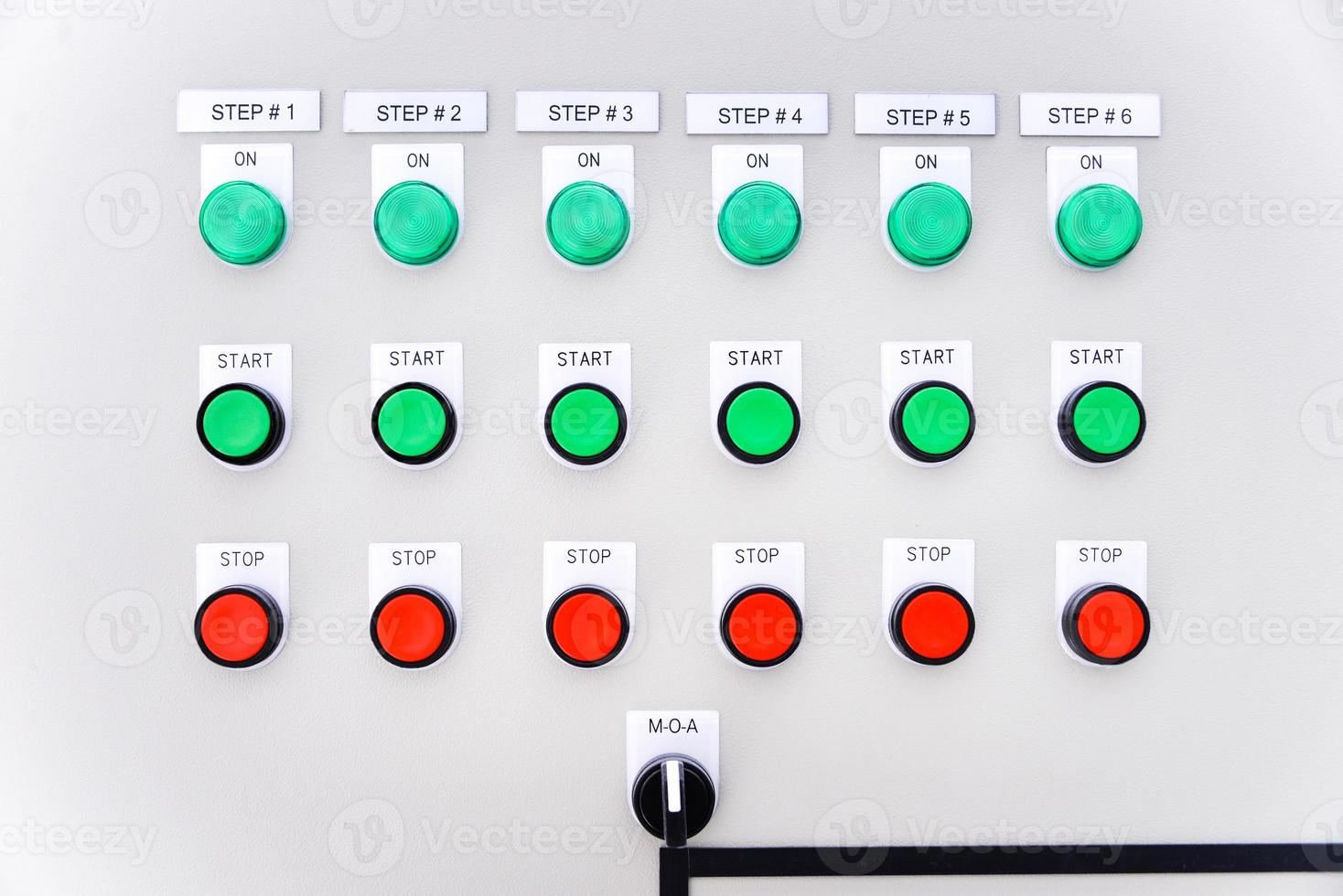 el eléctrico caja contiene botones y monitor de el sistema estado foto