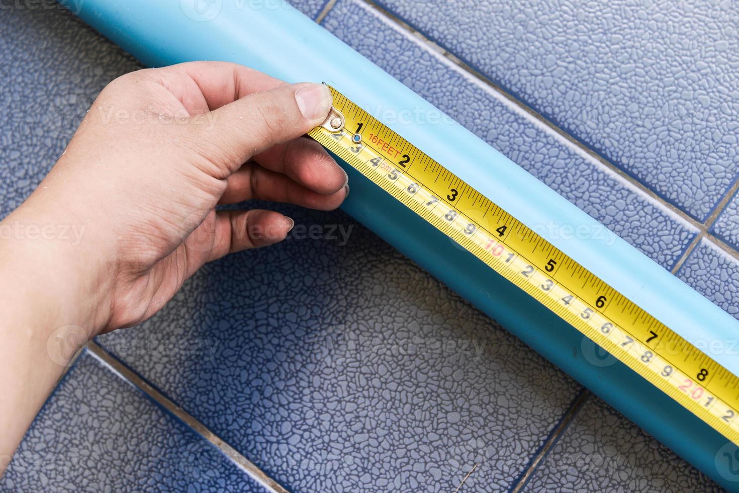 worker-use-measuring-tape-mesure-pvc-pipe-21887827-stock-photo-at-vecteezy