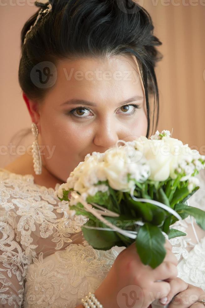 retrato de un grasa novia con un Boda ramo. foto