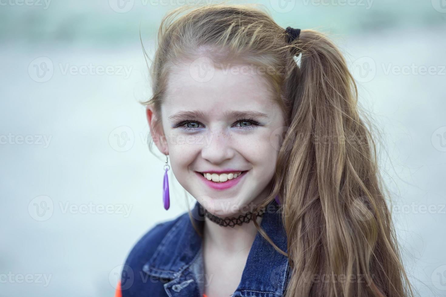 pequeño niña con brillante maquillaje en retro estilo. niño modelo. foto