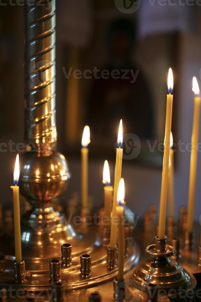 ardiente Iglesia velas en un oscuro fondo, cristiano símbolo. foto