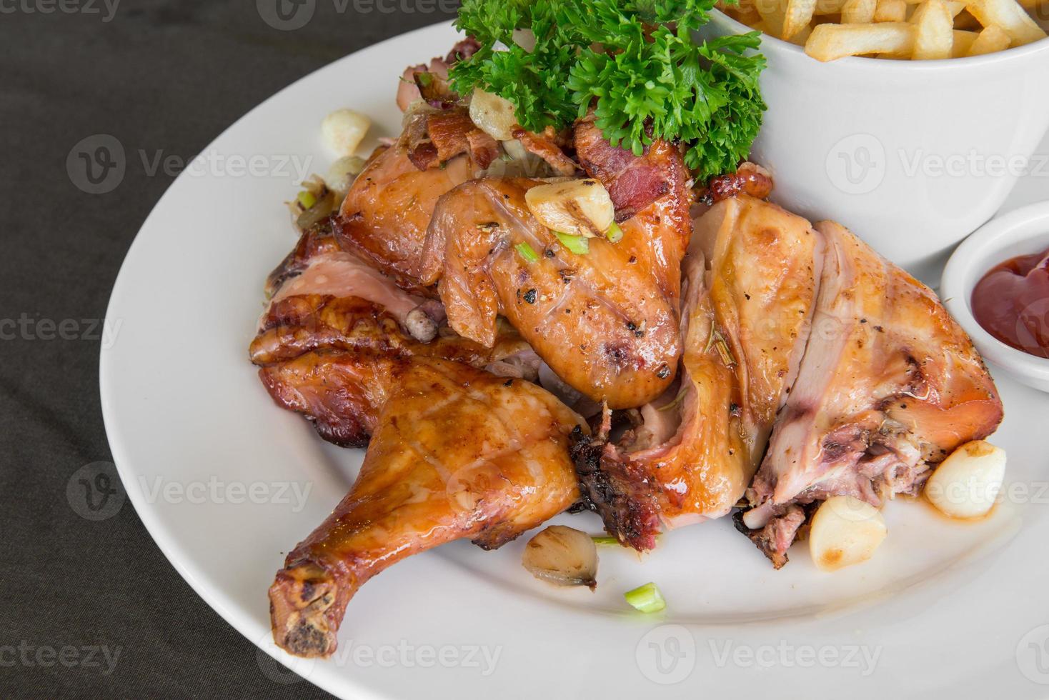 carne platos - A la parrilla pollo con francés frito foto