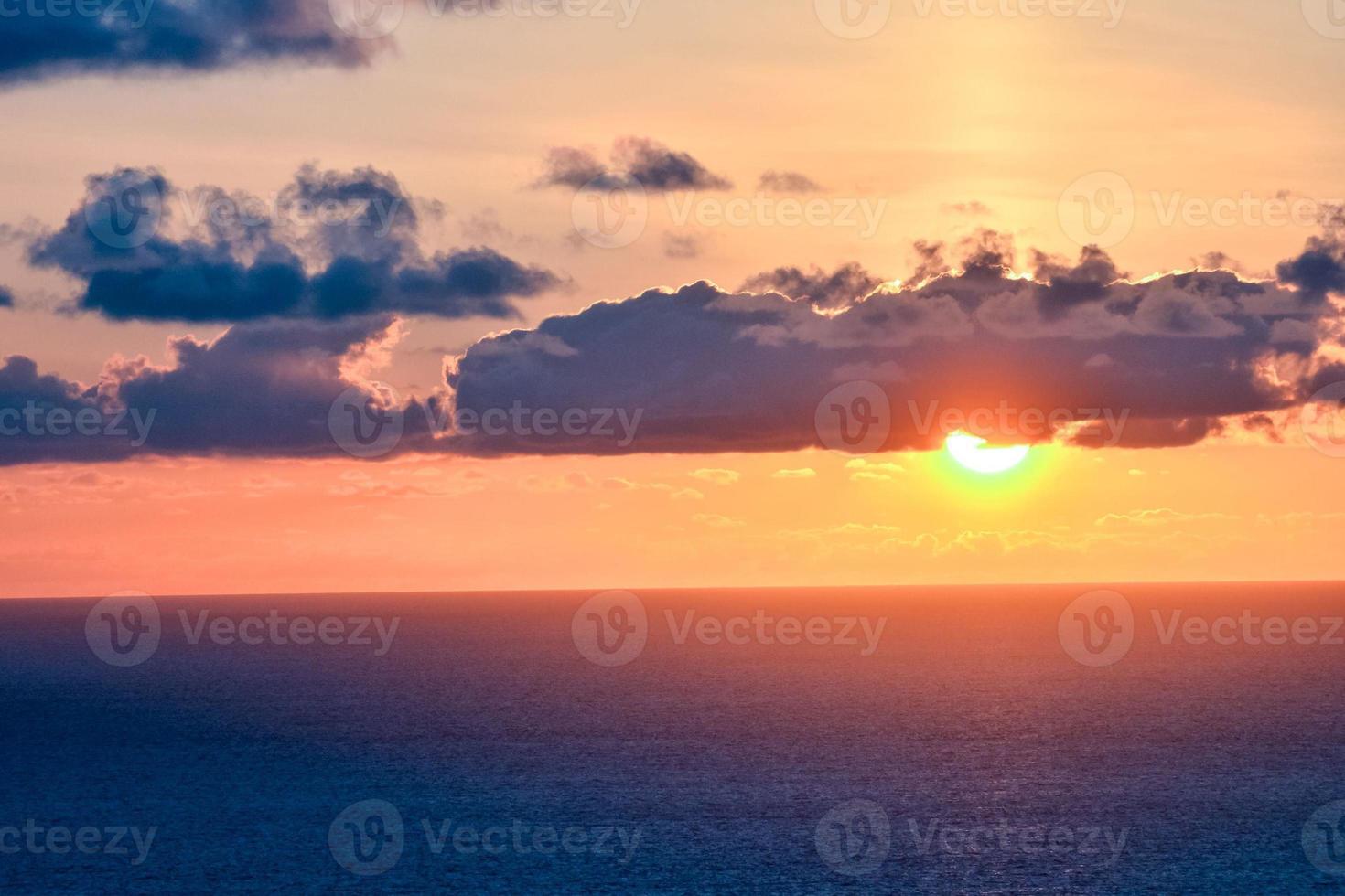 puesta de sol sobre el mar foto