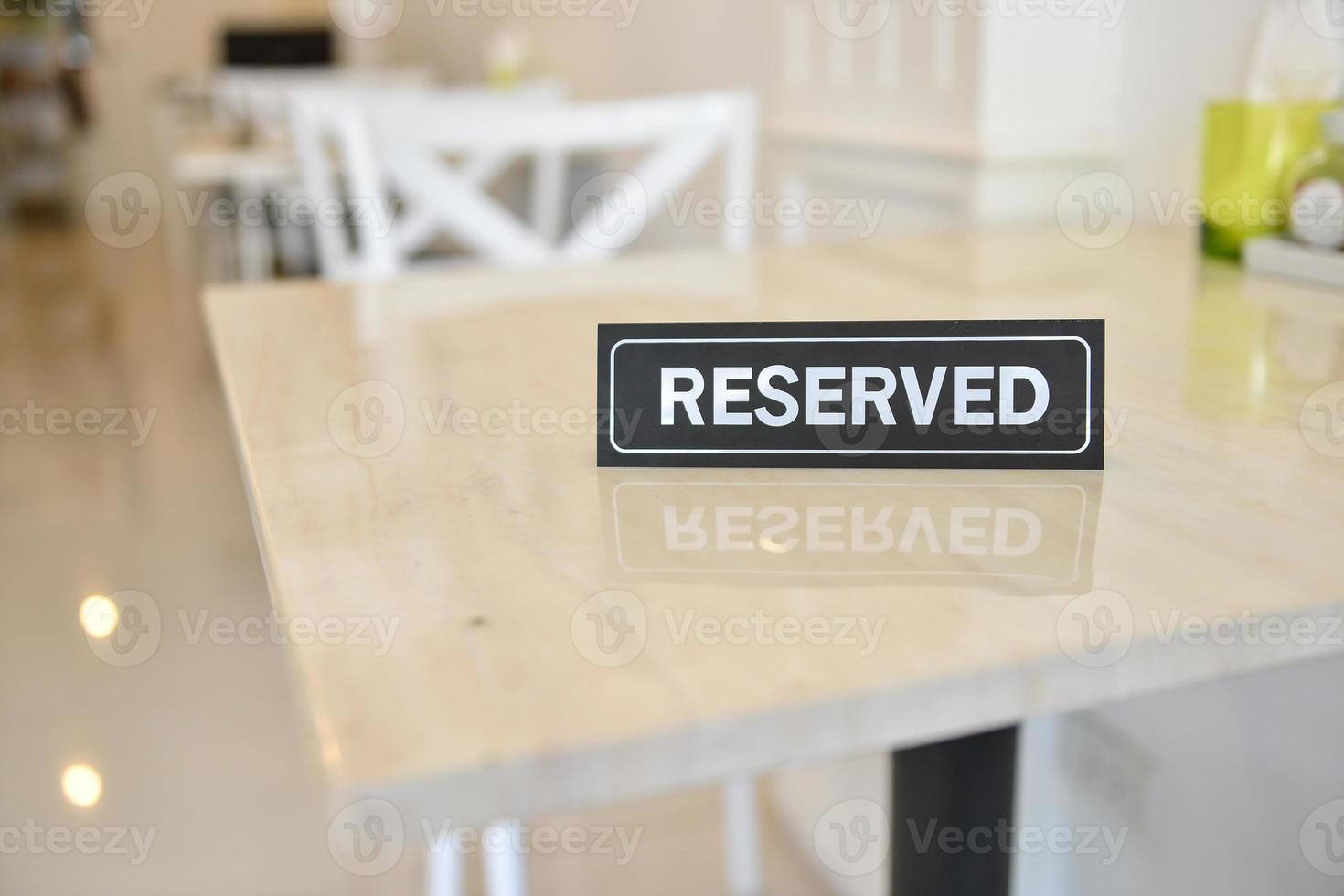 Reserved sign on the table photo