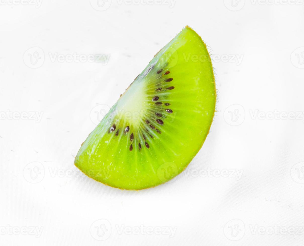 Fresco verde kiwi en blanco antecedentes foto