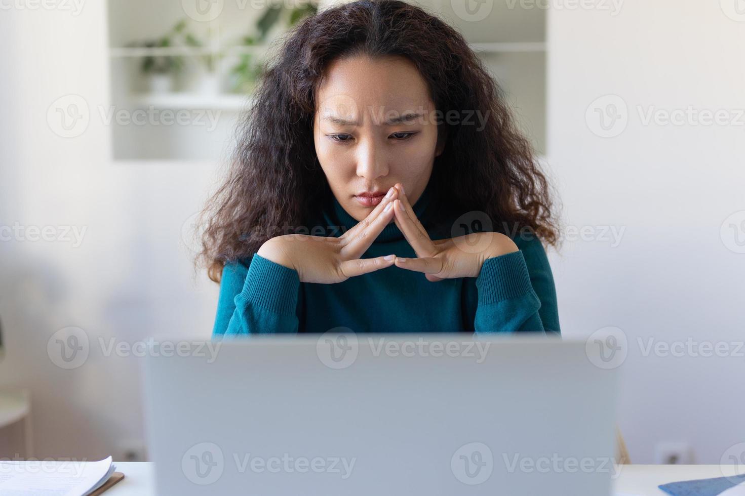 asiático mujer de negocios sentado a su escritorio trabajando en ordenador portátil computadora en grande ciudad oficina. confidente social medios de comunicación estrategia gerente plan disruptivo comercio electrónico Campaña foto