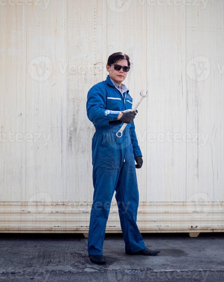 masculino vestir uniforme lentes estar Mira a cámara participación película destornillador técnico ingeniero capataz supervisor industria envase importar exportar persona personas equipo Servicio trabajo trabajo ocupación foto