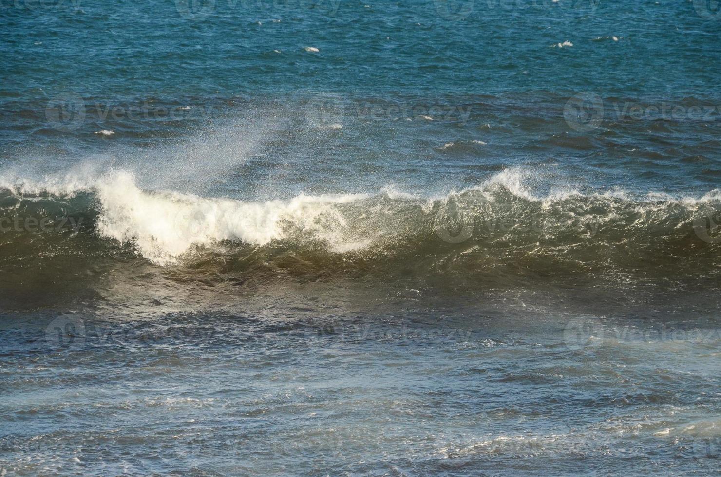 enormes olas del mar foto