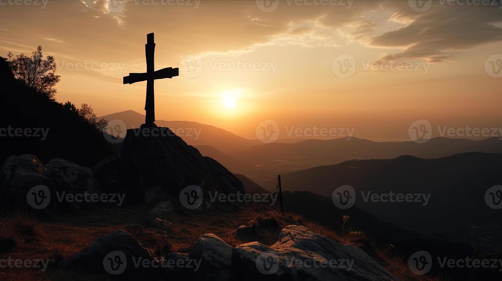 montaña majestad artístico silueta de crucifijo cruzar en contra puesta de sol cielo foto