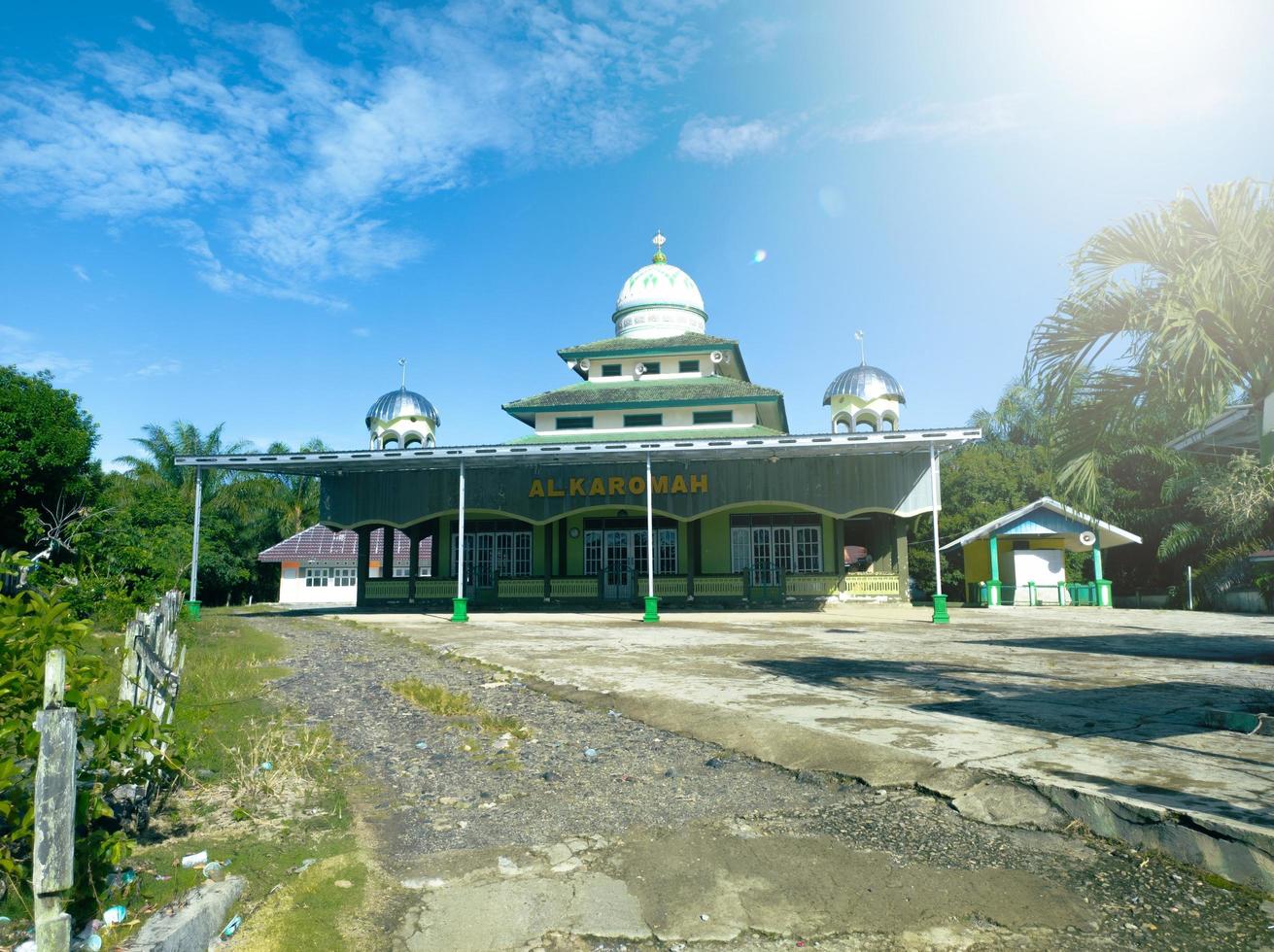 Kuaro kalimantan timur, Indonesia 27 march 2023. landscape of the AL-KAROMAH mosque, a place of worship for Muslims with a blue sky photo