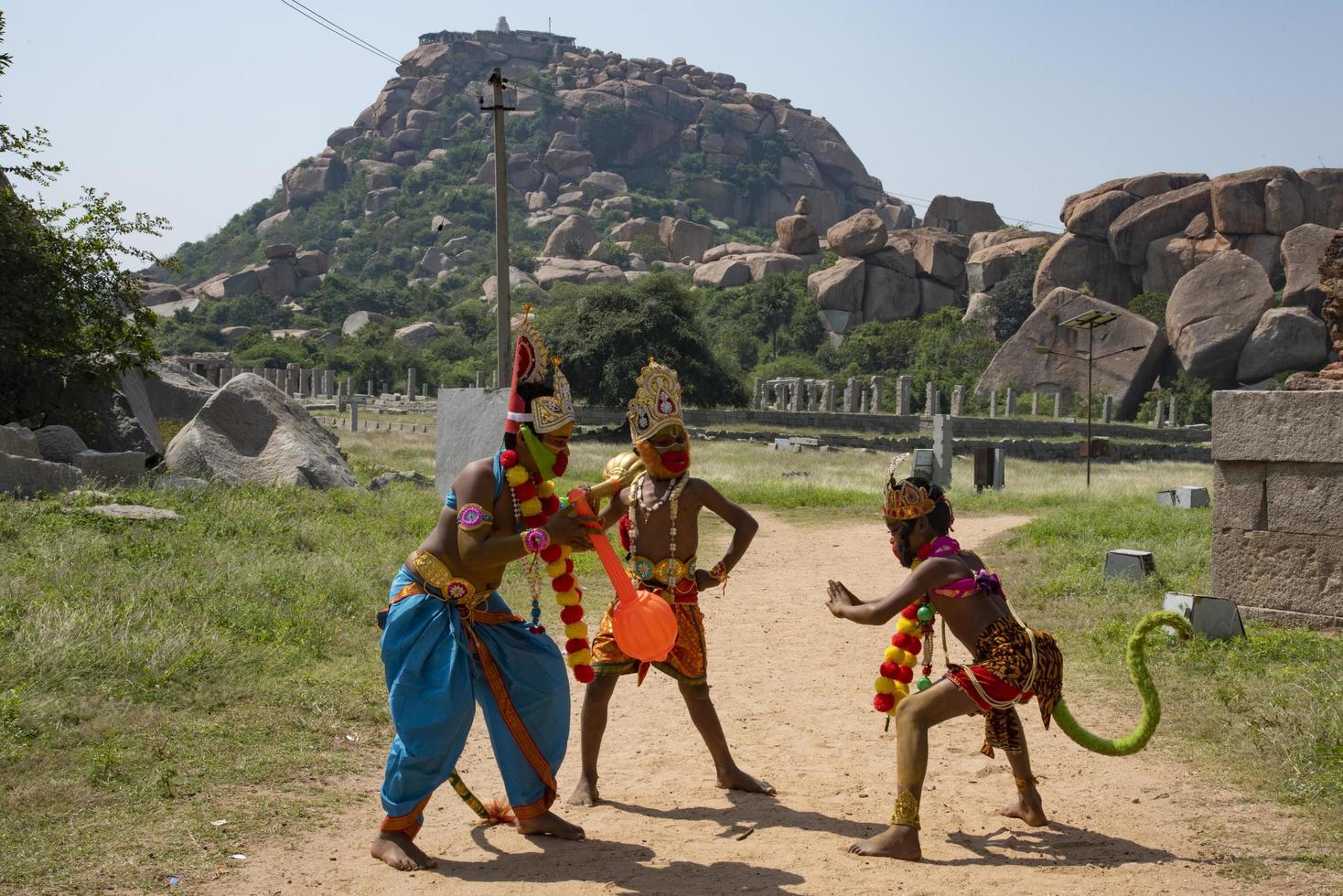 niños promulgado escenas formar el hindú épico ramayana a hampi foto