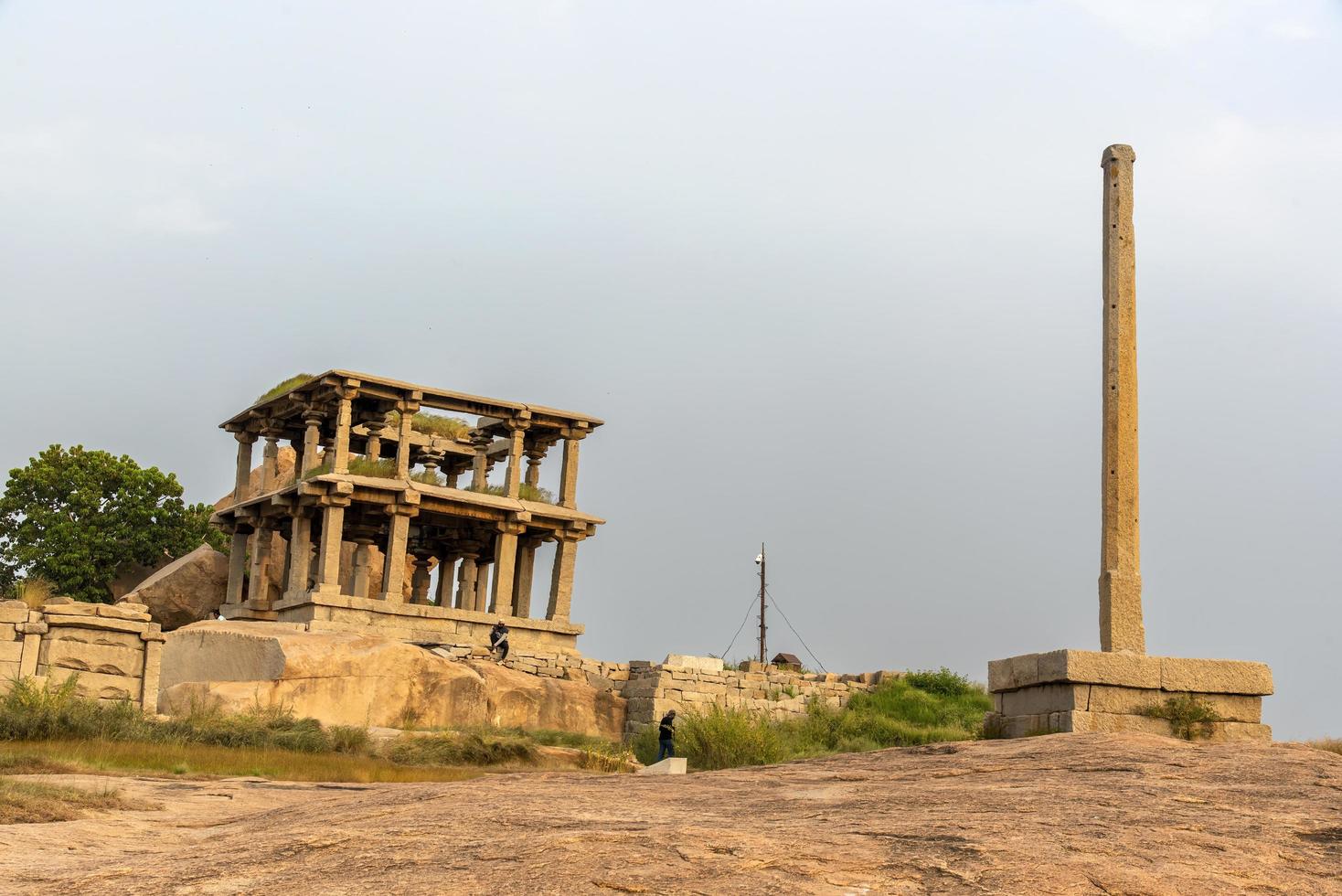 hampi, karnataka, India - nov 2 2022 - un dos plantas granito pabellón en hemakuta colina en hampi foto