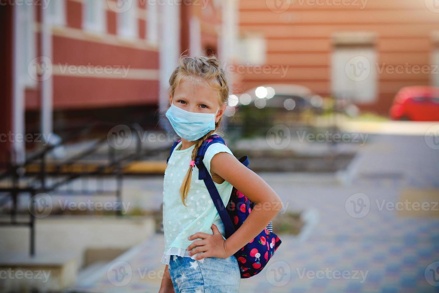 concepto de coronavirus COVID-19. Chica de escuela vistiendo médico cara máscara a salud proteccion desde influenza virus. foto