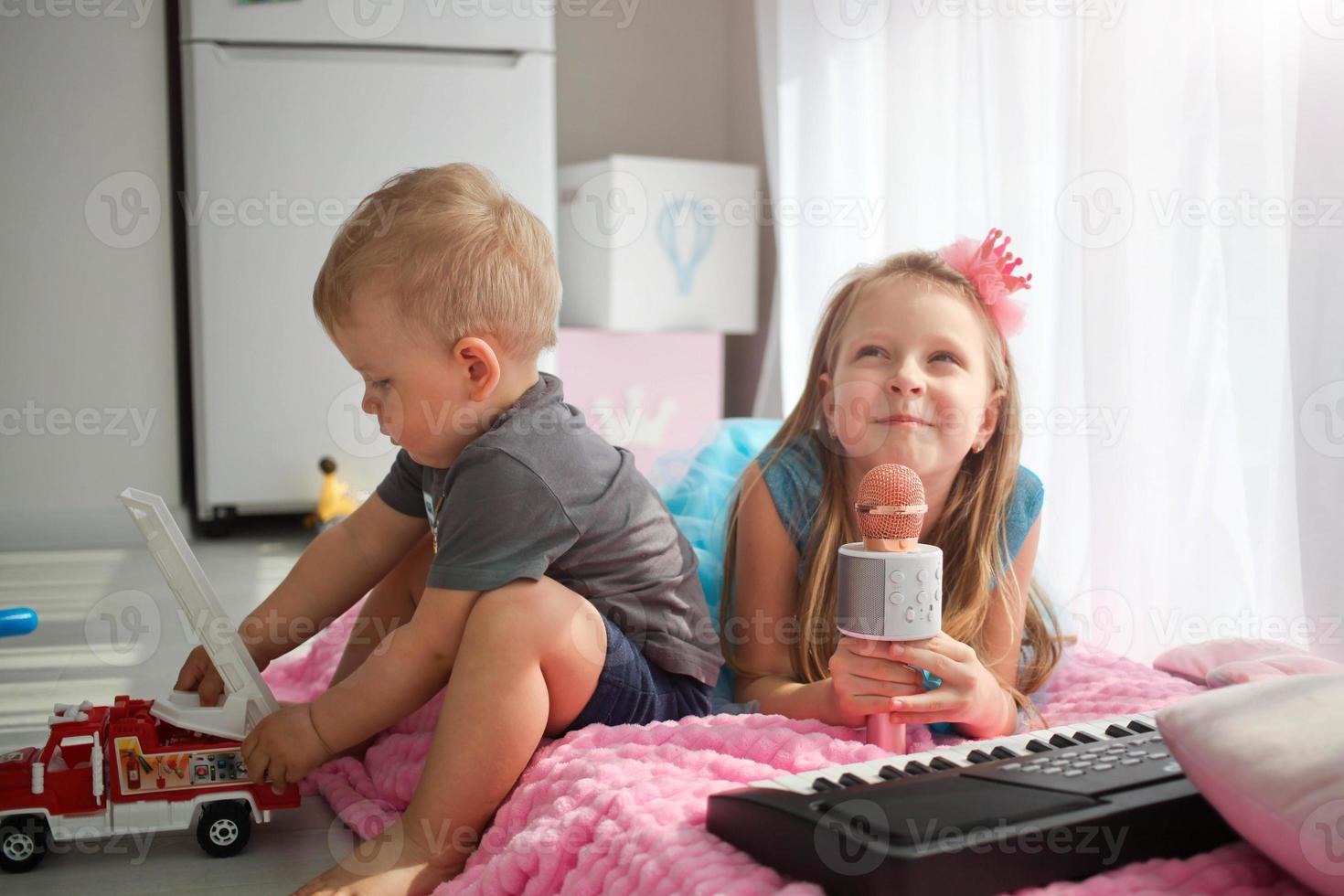 un niña en el imagen de un princesa canta dentro un micrófono. foto