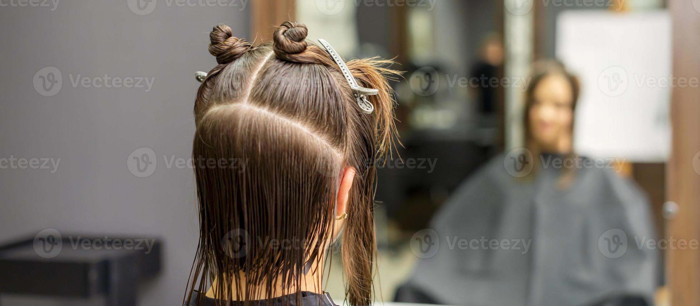 morena mujer con división pelo foto