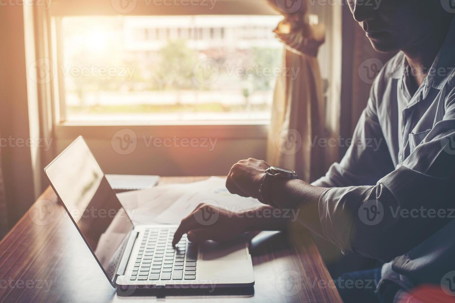 primer plano de manos masculinas usando laptop en casa. foto