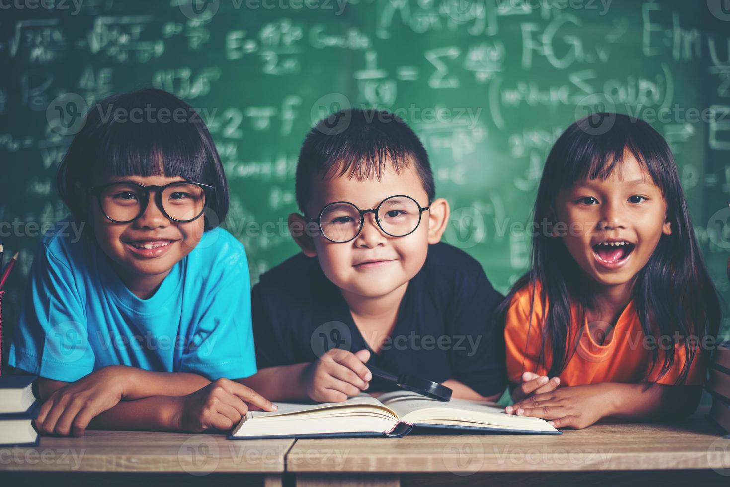 kids in classroom photo