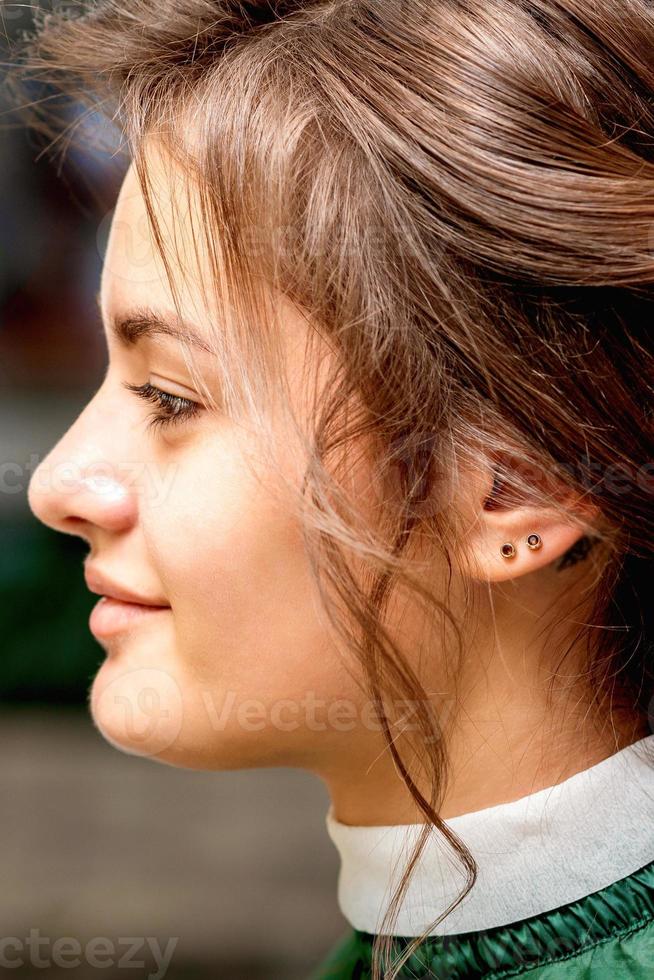 peinado pelo de joven mujer foto