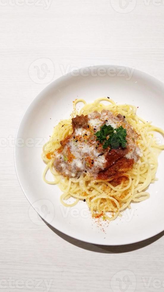 spaghetti with chicken and tomato sauce photo