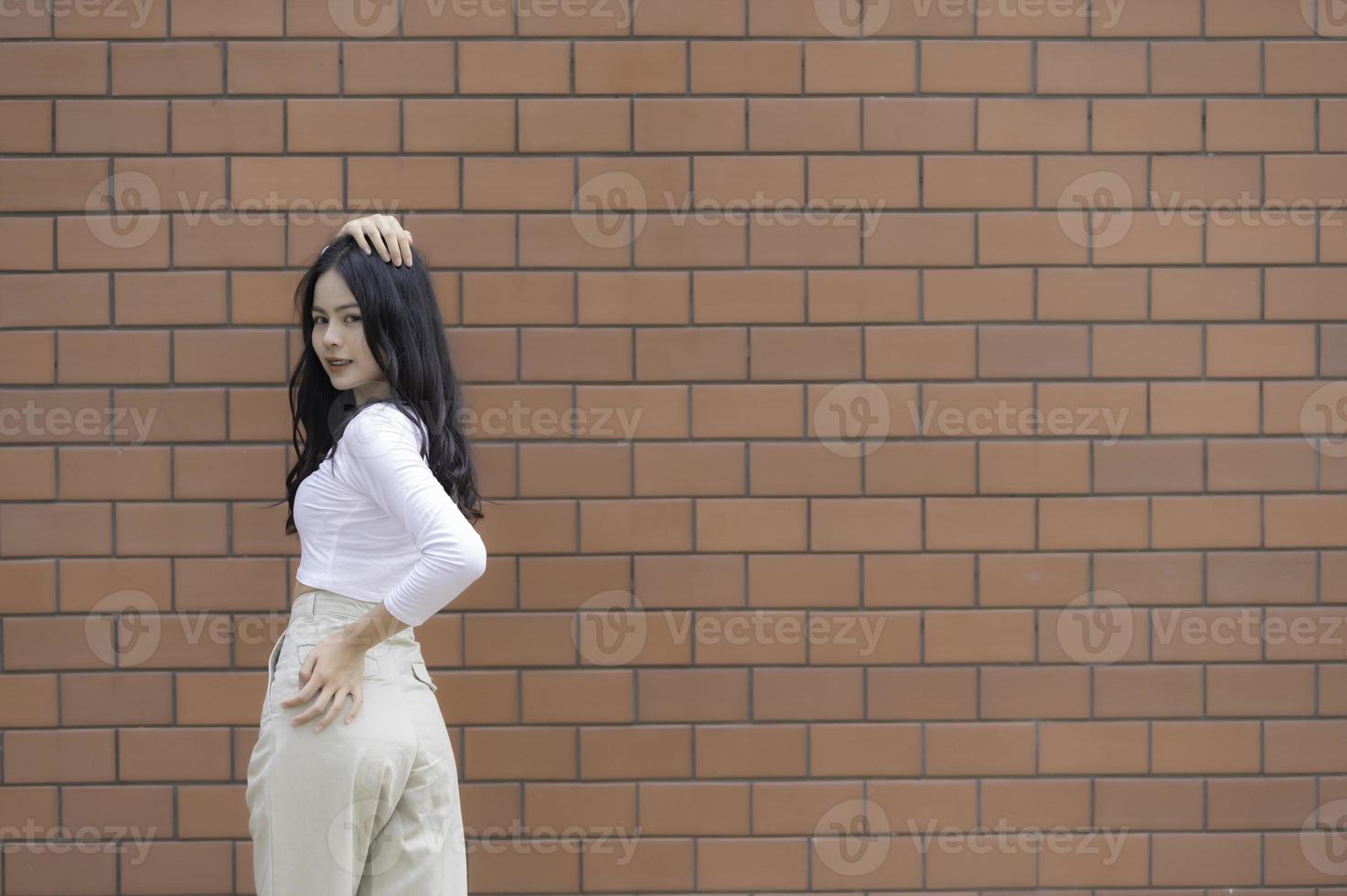 retrato de hipster niña en ladrillo pared fondo hermoso asiático mujer actitud para tomar un foto, kawaii estilo foto