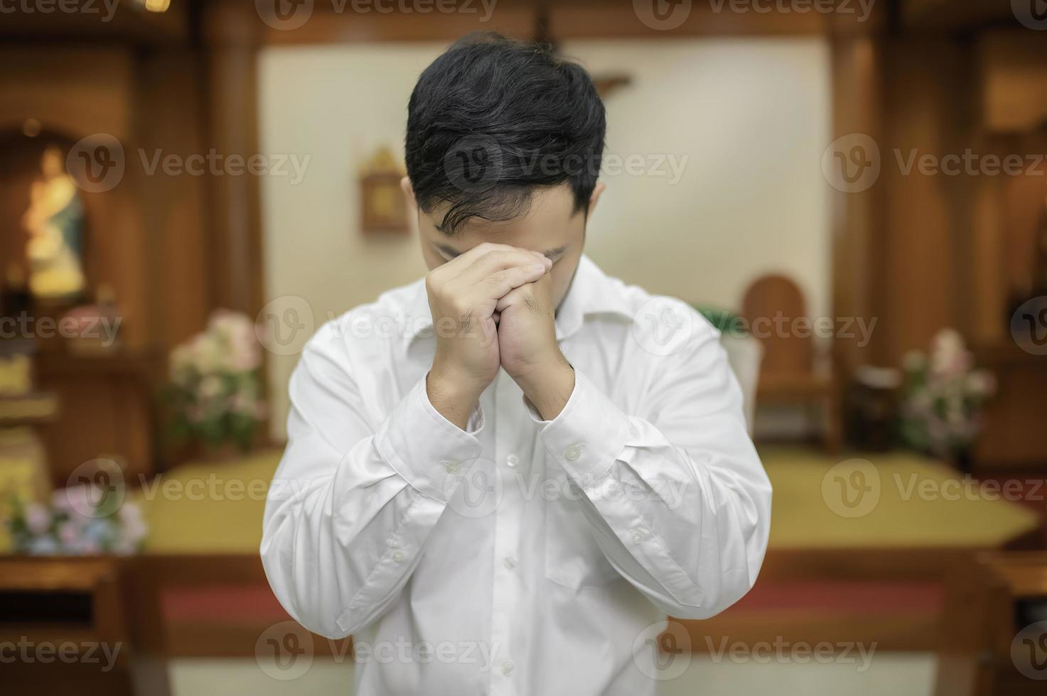 hombre cristiano pidiendo bendiciones de dios, hombre asiático orando a jesucristo foto