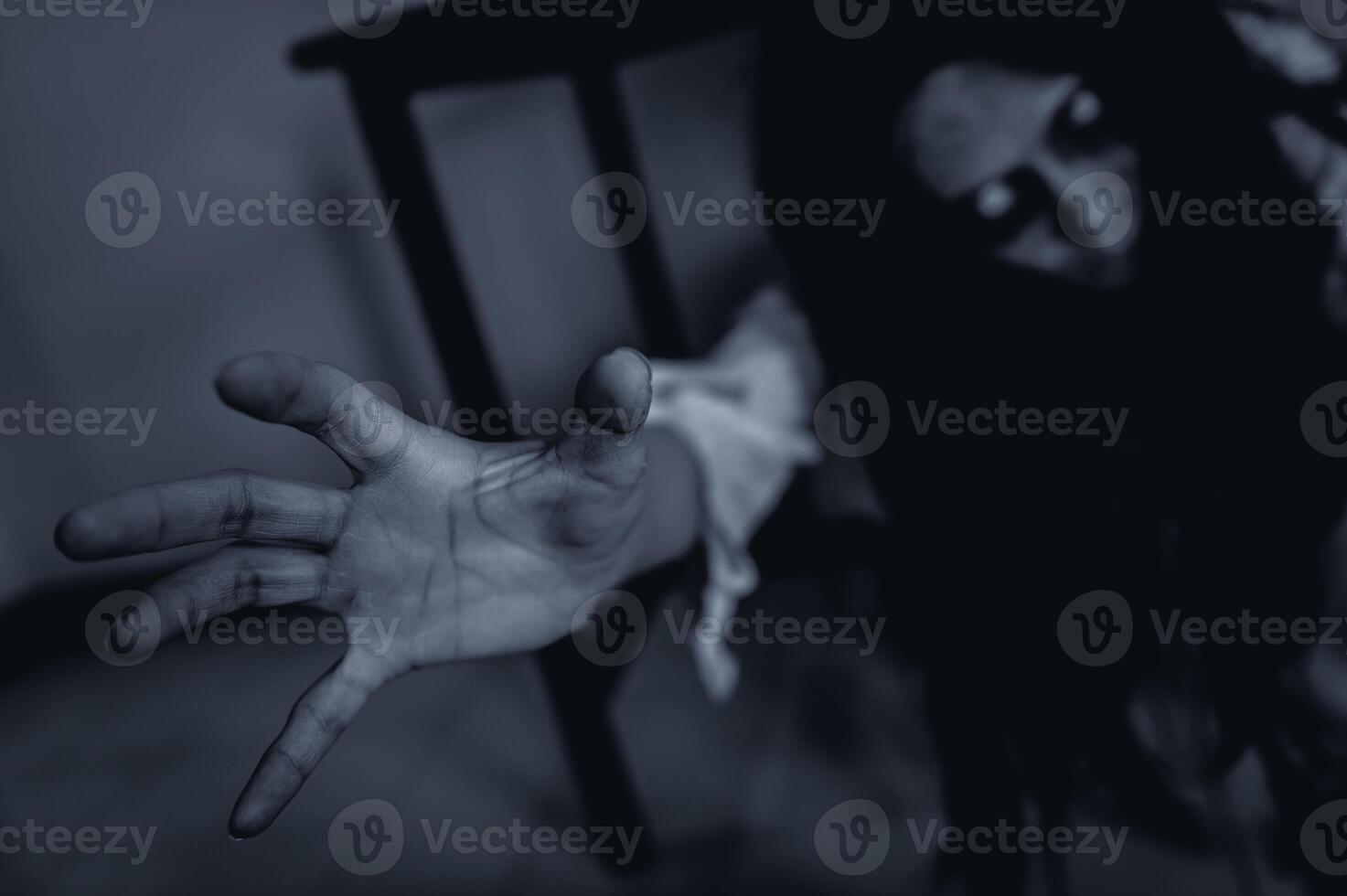 retrato de mujer asiática maquillada fantasma, escena de terror aterradora para el fondo, concepto de festival de halloween, afiche de películas fantasma, espíritu enojado en el apartamento foto