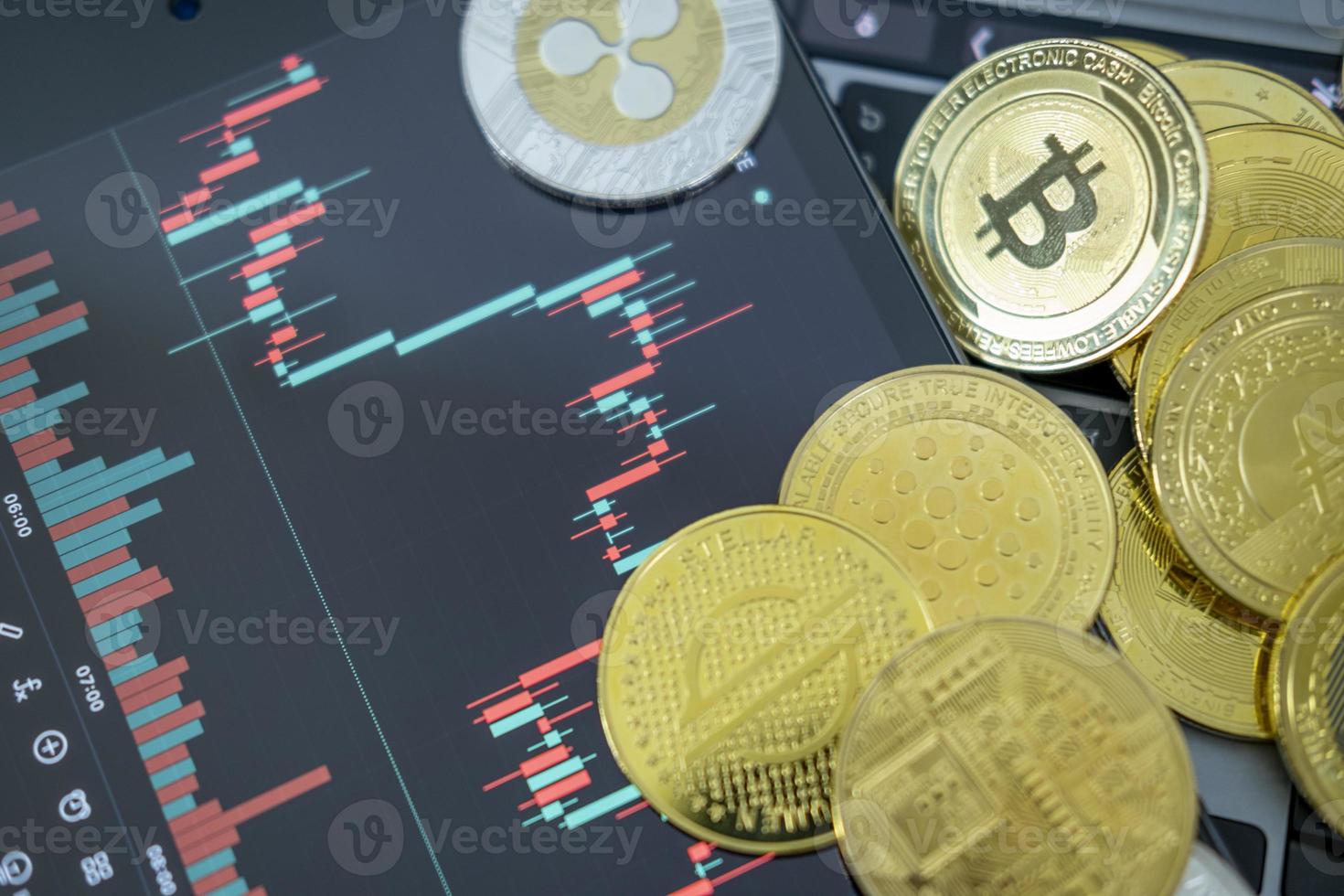 bitcoin oro moneda y en gráfico antecedentes. virtual criptomoneda concepto. digital cripto moneda para defi descentralizado financiero bancario p2p intercambiar inversión vía Internet en línea tecnología foto