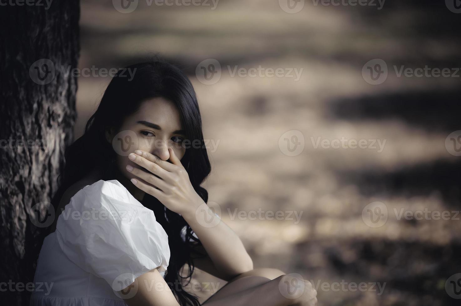 hermosa chica asiática se siente sola en el bosque, concepto de mujer triste, gente de Tailandia, señora tristeza por el amor de su novio, se siente con el corazón roto foto