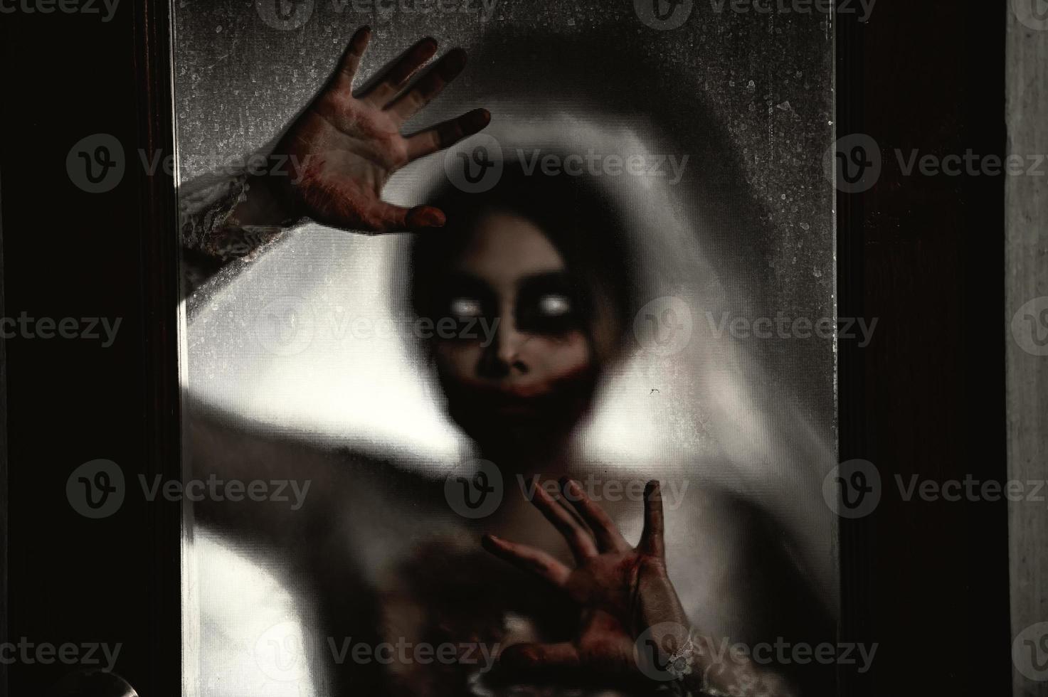 Víspera de Todos los Santos festival concepto, asiático mujer maquillaje fantasma cara, novia zombi personaje, horror película fondo de pantalla o póster foto