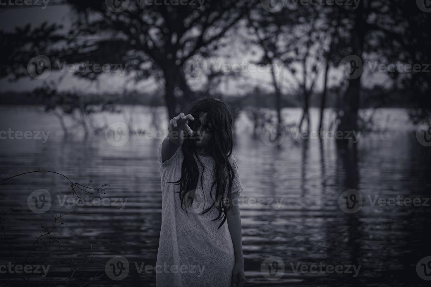 retrato de asiático mujer hacer arriba fantasma cara a el pantano, terror en agua escena, miedo a río, víspera de todos los santos cartel,tailandia personas foto