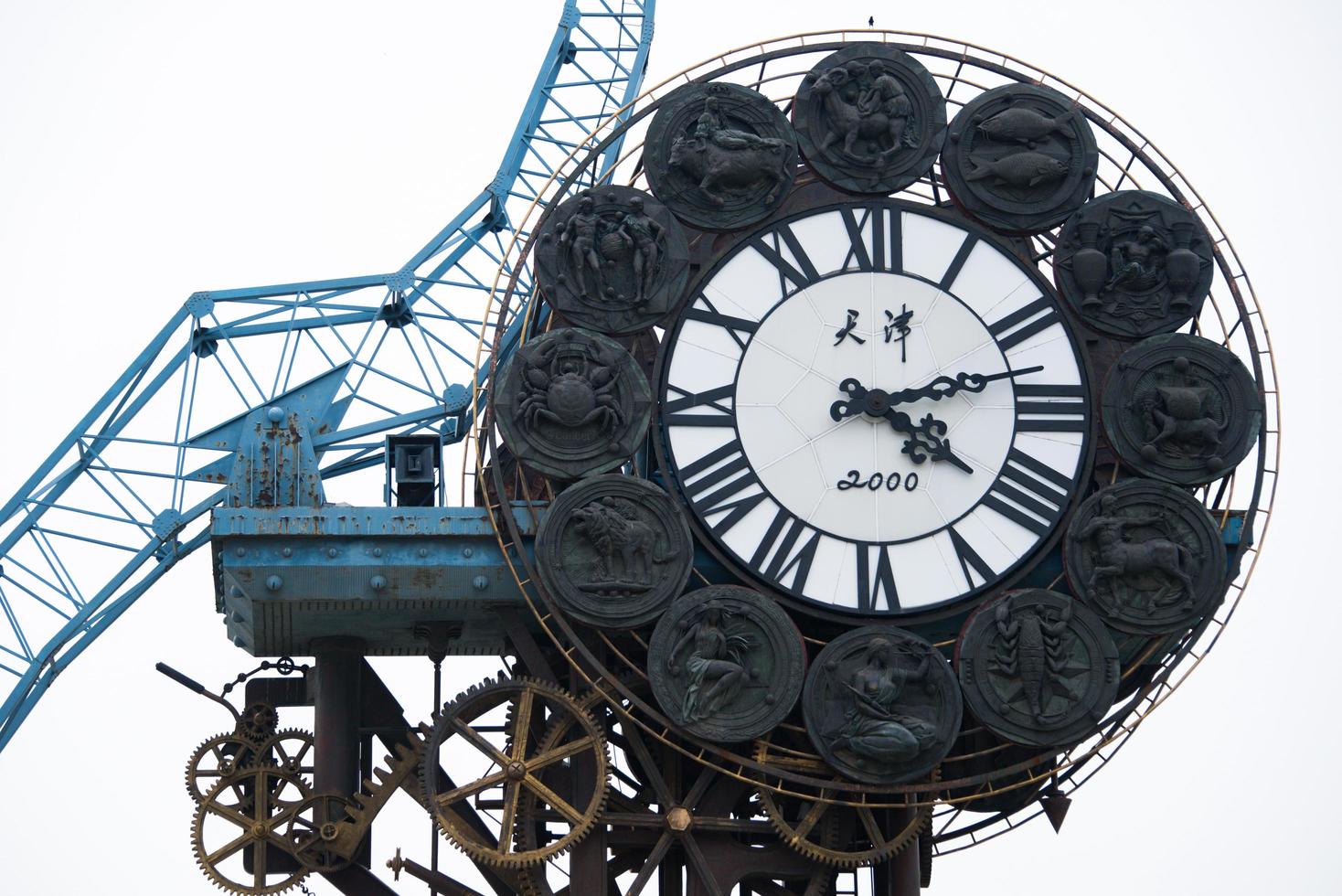 tianjin, China - julio 04, 2016-paisaje urbano de siglo reloj soportes 40 metros alto y pesa 170 toneladas, eso representa el comenzando de el chino moderno industria en tianjin. foto