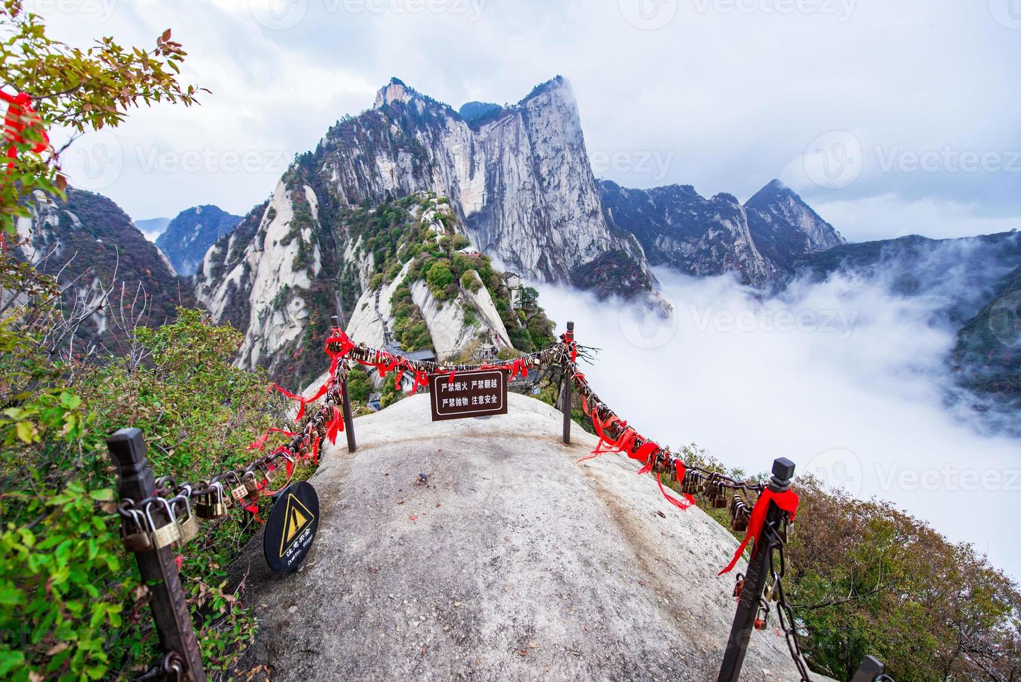 huashan montaña. el más alto de China cinco sagrado montañas, llamado el Oeste montaña, bueno conocido para escarpado caminos, asombroso acantilados y grandioso paisaje foto