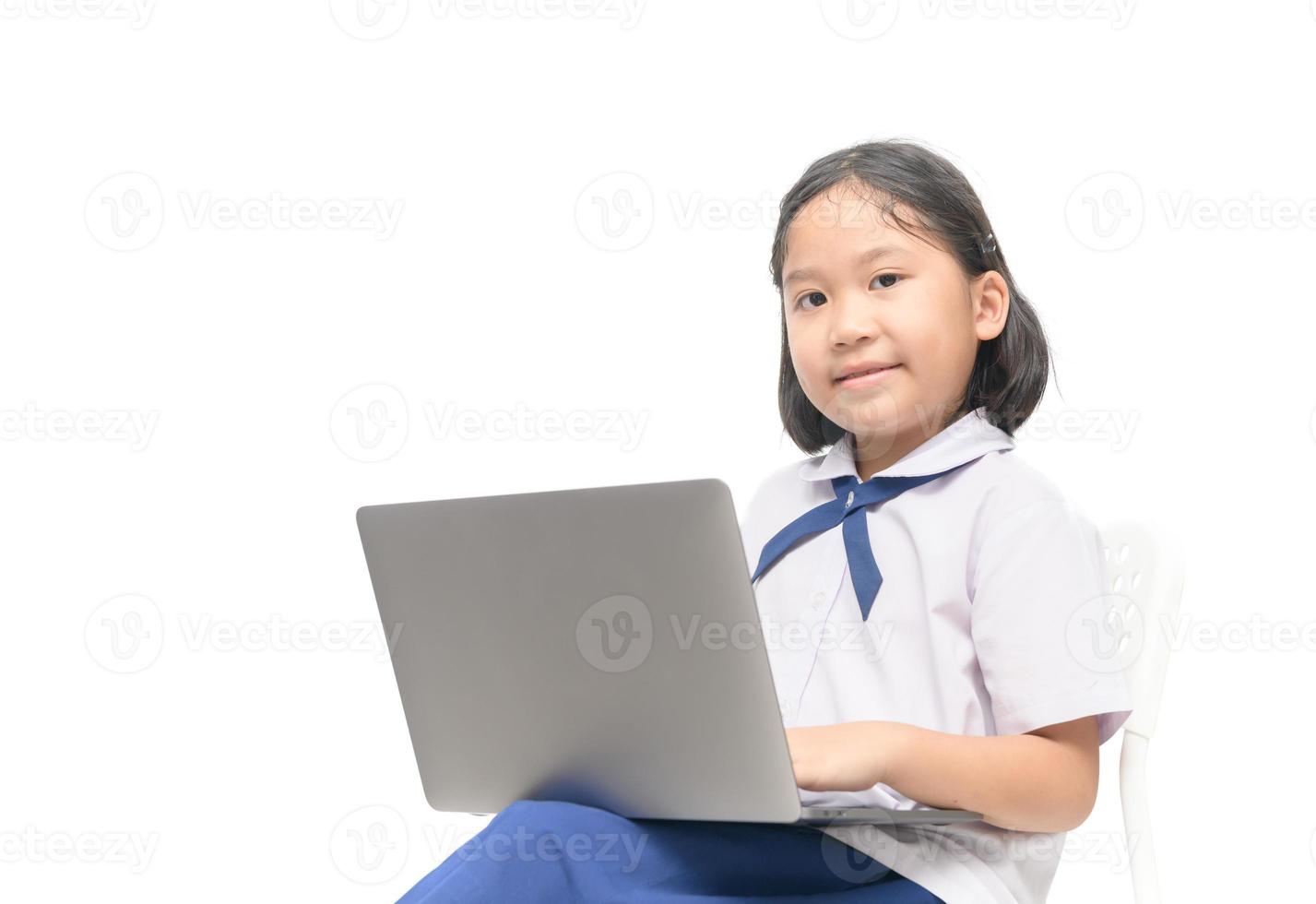 linda asiático estudiante jugando computadora ordenador portátil y computadora concepto foto