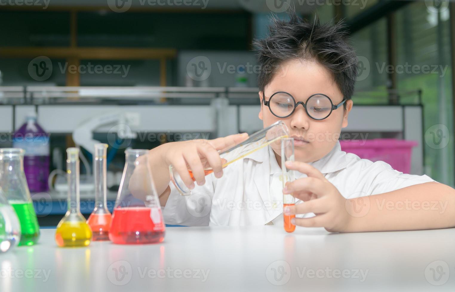 asiático colegio chico es haciendo Ciencias experimentos educación. foto