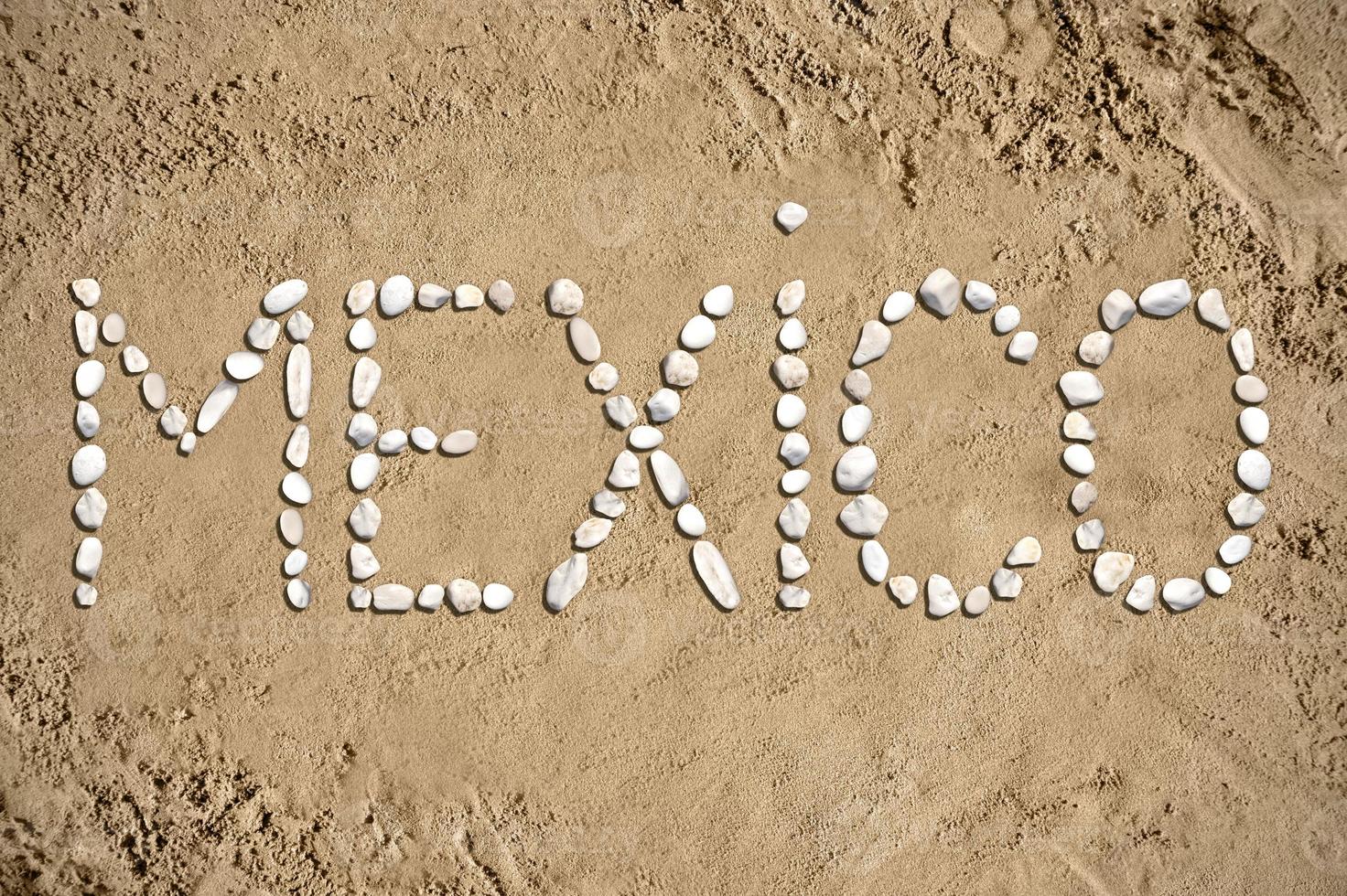 mexico - palabra hecho con piedras en arena foto