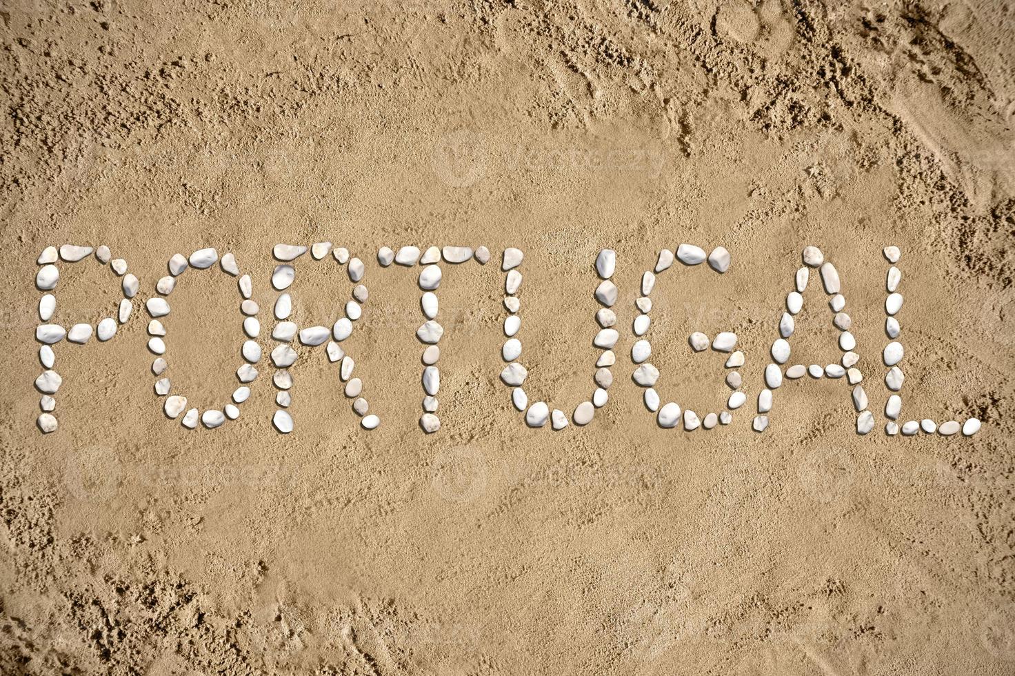 Portugal - palabra hecho con piedras en arena foto