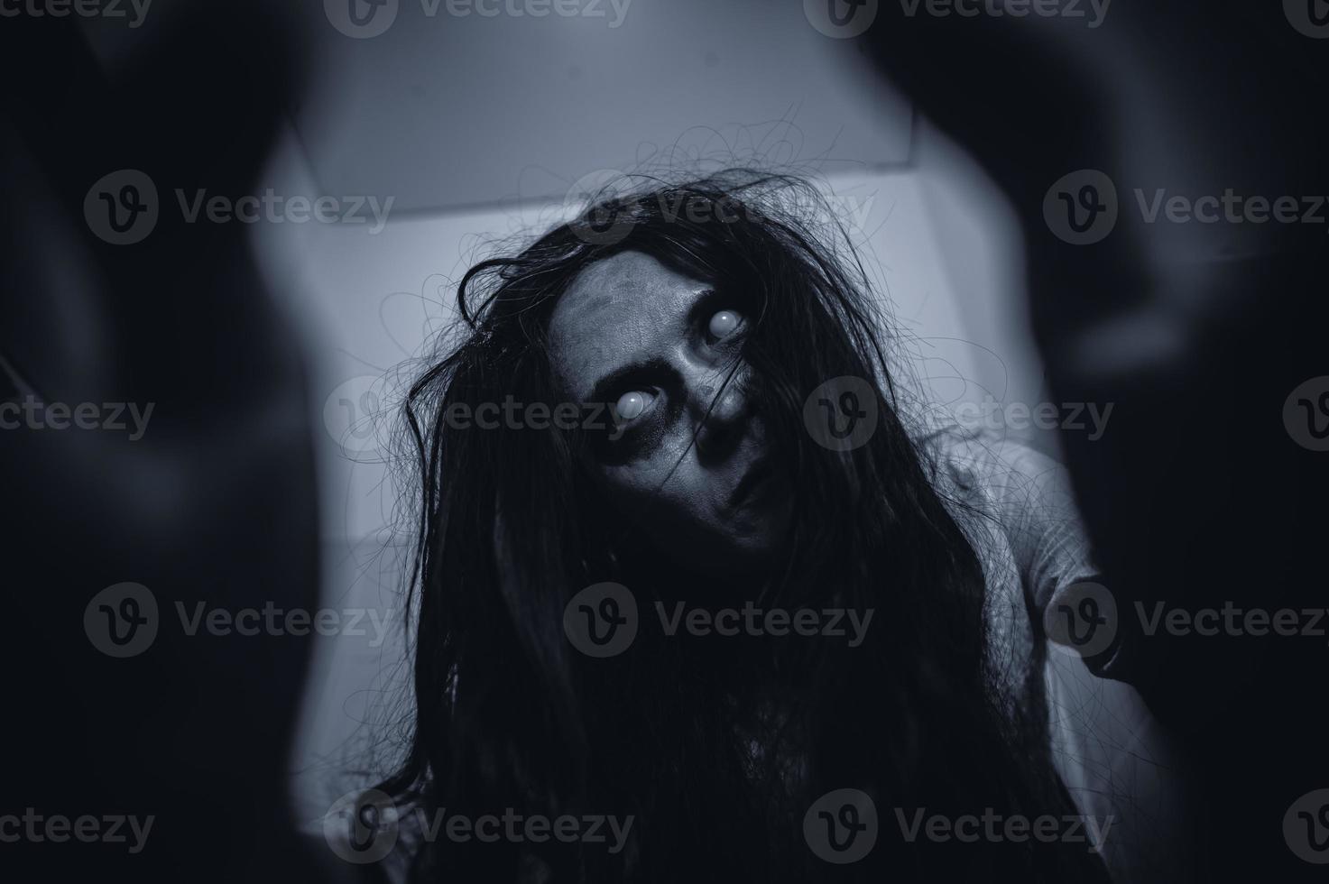 retrato de mujer asiática maquillada fantasma, escena de terror aterradora para el fondo, concepto de festival de halloween, afiche de películas fantasma, espíritu enojado en el apartamento foto