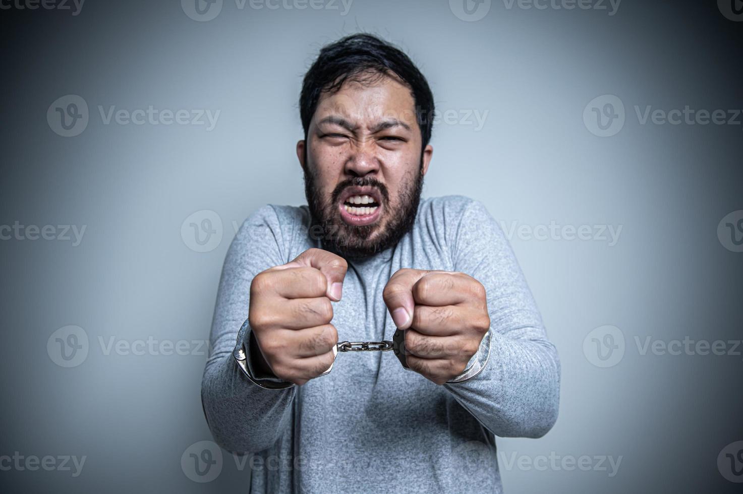 asiático hermoso hombre enojado en blanco fondo,retrato de joven estrés masculino concepto,malo estado animico después hablando en el teléfono foto