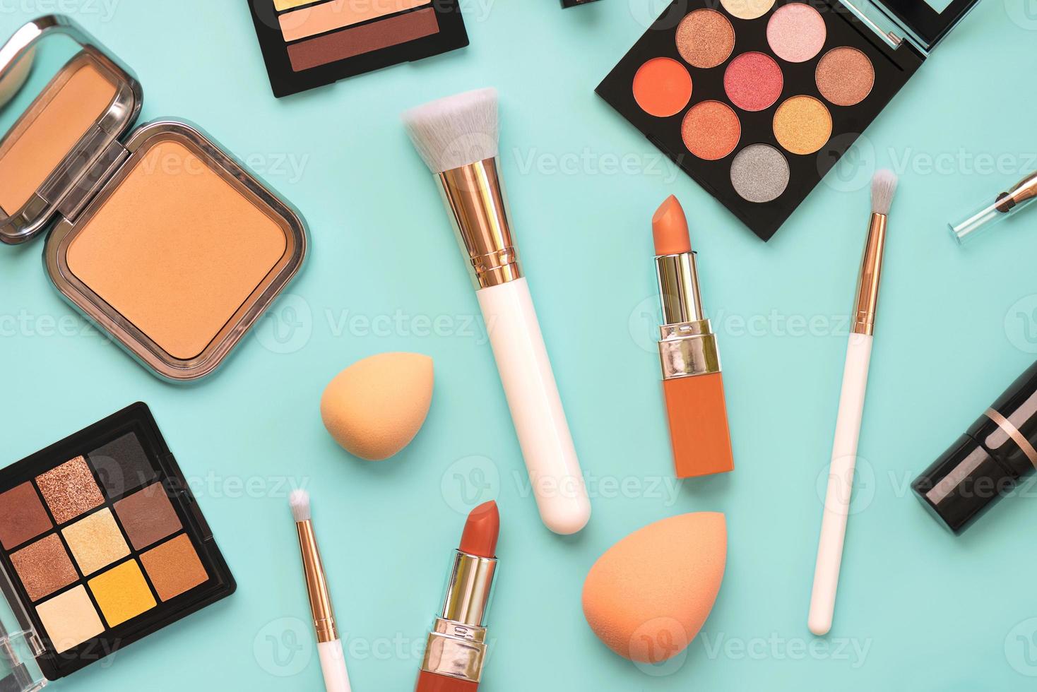 composición con maquillaje cepillos, belleza y maquillaje productos cosméticos y belleza maquillaje esponjas belleza y maquillaje concepto foto