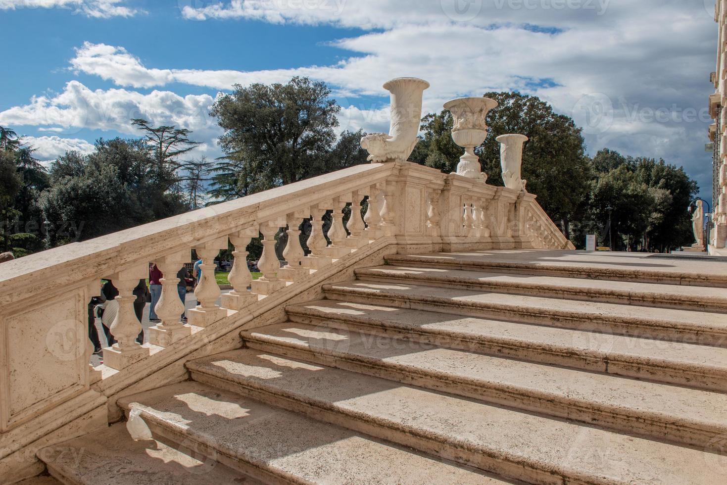 mármol escalera en antiguo villa foto