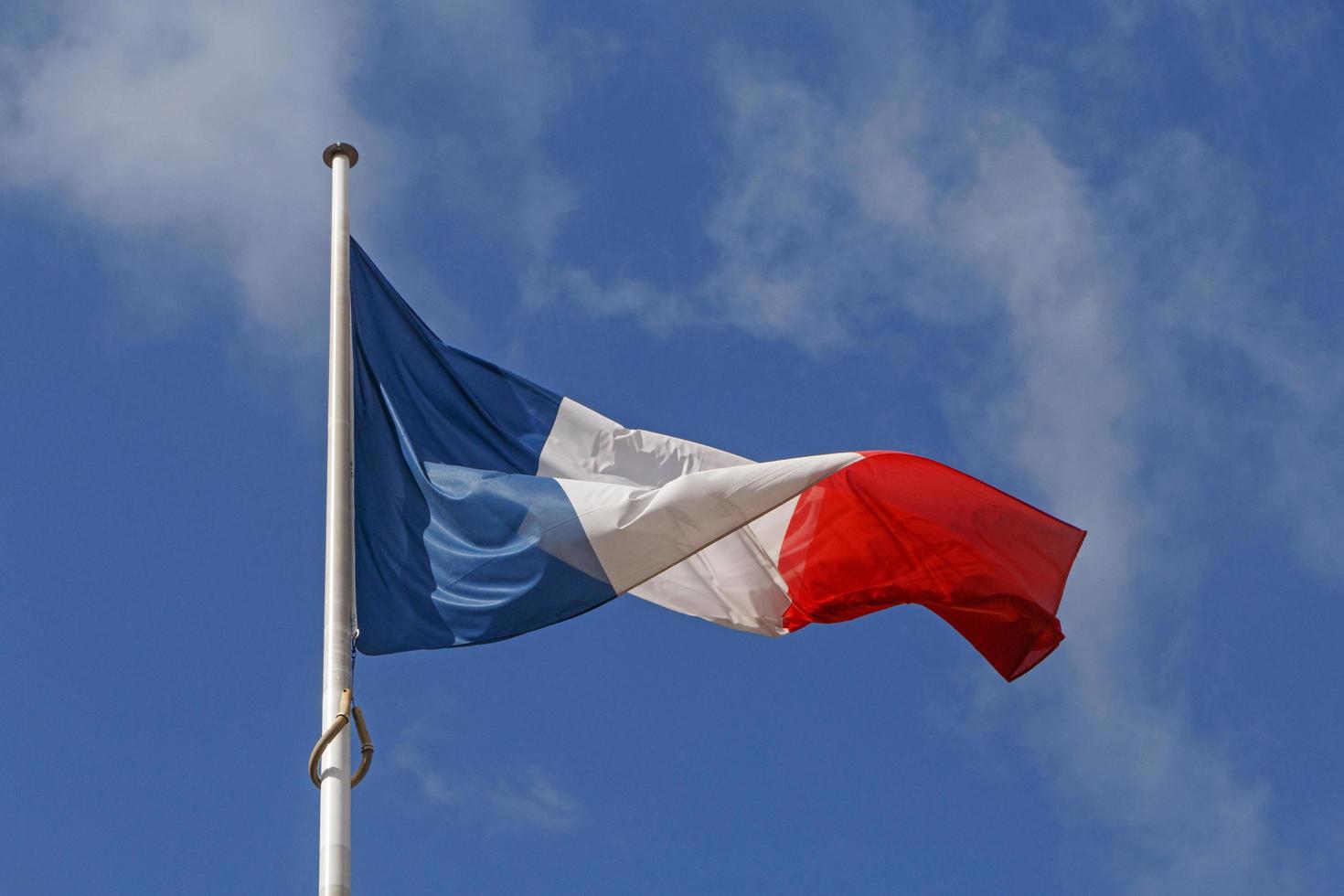 francés bandera en contra azul cielo foto