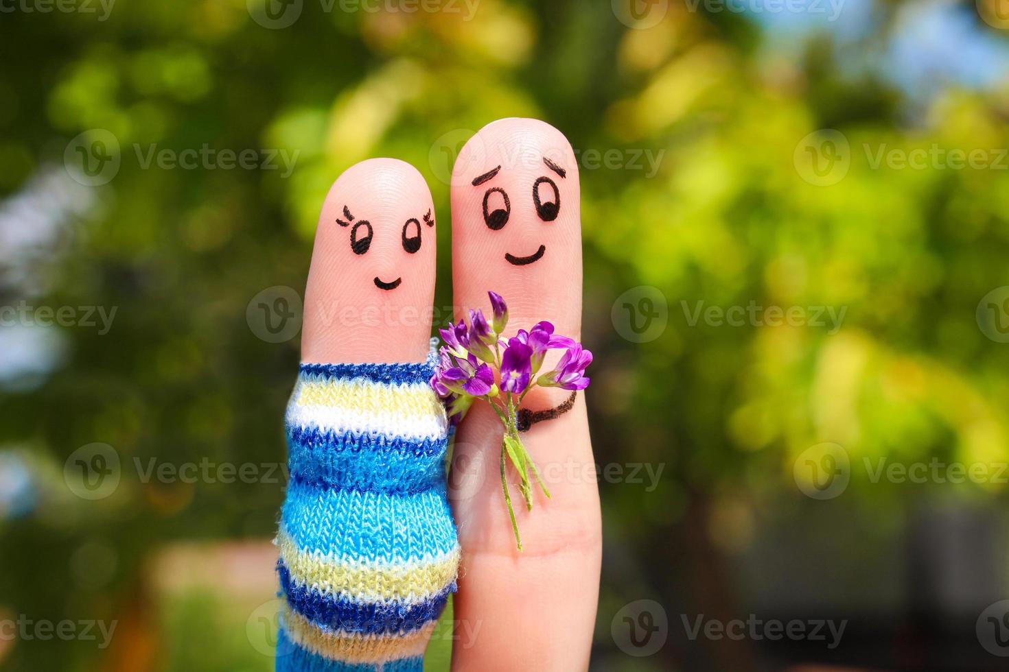 dedo Arte de un contento Pareja. hombre es dando flores embarazada mujer. foto