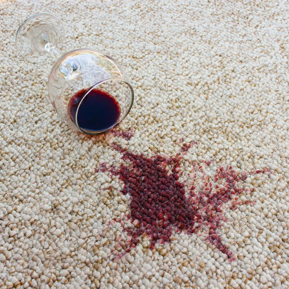 vaso de rojo vino cayó en alfombra, vino derramado en alfombra foto